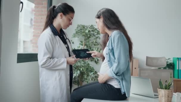 Wideo Ginekologa Płci Żeńskiej Lekarza Pokazujące Ciężarnej Kobiecie Usg Dziecka — Wideo stockowe