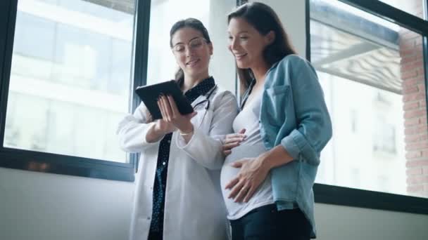 女性妇科医生在医疗谘询中向孕妇展示数码平板电脑超声波扫描婴儿录像 — 图库视频影像