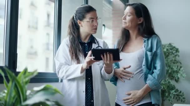 Video Ženského Gynekologa Lékaře Ukazující Těhotné Ženě Ultrazvukové Vyšetření Dítěte — Stock video