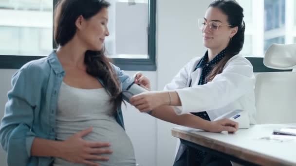 Video Female Woman Gynecologist Checking Blood Pressure Her Pregnant Patient — Vídeos de Stock