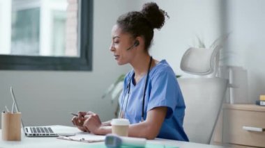 Konsültasyonda bilgisayarla hastayla görüntülü konuşma yapan güzel bir kadın doktorun videosu..