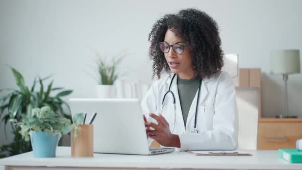 Vídeo Uma Bela Médica Conversando Com Paciente Através Uma Videochamada — Vídeo de Stock