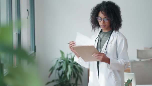 相談に乗って立つ自信満々の女医の映像 — ストック動画