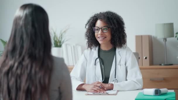 Video Krásné Veselý Ženský Lékař Mluvit Při Vysvětlování Lékařské Ošetření — Stock video