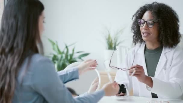 Βίντεο Από Όμορφη Χαρούμενη Γυναίκα Γιατρός Μιλάει Ενώ Ασθενής Προσπαθεί — Αρχείο Βίντεο