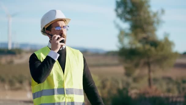 Video Mature Male Engineer Talking Walkie Talkie His Colleague While — Stock Video