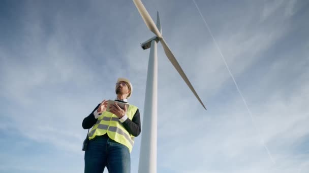 Olgun Erkek Mühendisin Rüzgar Türbinlerinin Dijital Tabletleriyle Alırken Kontrol Ettiği — Stok video