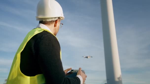 Videoclipul Inginerilor Maturi Care Zboară Dronă Peste Câmpul Generatorului Vânt — Videoclip de stoc