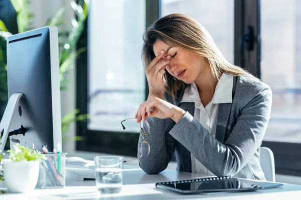 Tiro Mulher Negócios Elegante Exausto Com Dor Cabeça Enquanto Trabalhava — Fotografia de Stock