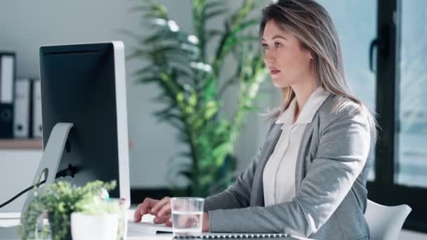 Modern Bir Ofiste Bilgisayarla Çalışan Çekici Zeki Bir Kadınının Videosu — Stok video