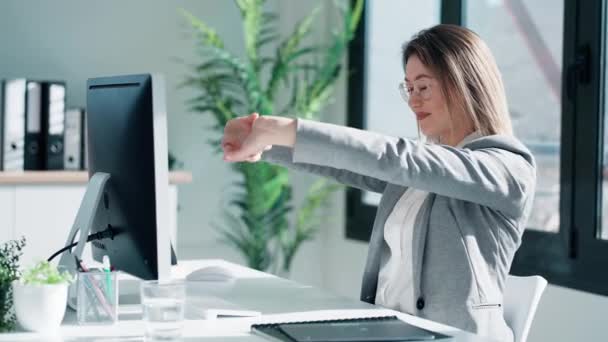 Video Trött Affärskvinna Stretching Kropp För Att Koppla Medan Arbetar — Stockvideo