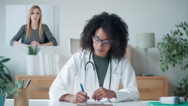 Kadın Doktorun Hastaya Muayenede Laptopla Tıbbi Tedaviyi Açıklarken Konuştuğu Video — Stok video