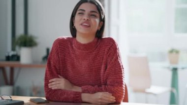 Evde kahvaltıda sağlıklı sandviç yerken dizüstü bilgisayarla video görüşmesi yapan güzel bir kadının videosu.