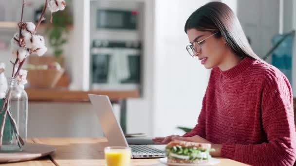 Evde Kahvaltıda Sağlıklı Sandviç Yerken Dizüstü Bilgisayarla Çalışan Güzel Bir — Stok video