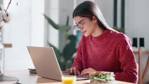 Vídeo Bela Jovem Mulher Trabalhando Com Laptop Enquanto Tendo Sanduíche — Vídeo de Stock