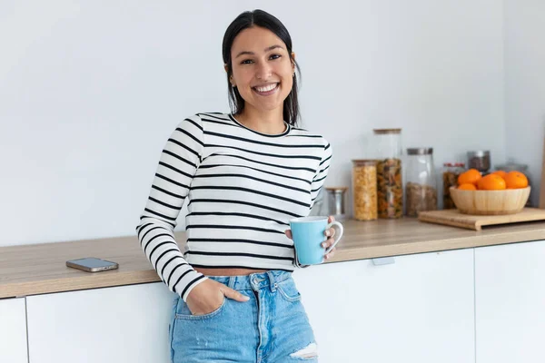 Tiro Bela Mulher Sorridente Segurando Uma Xícara Café Enquanto Olha — Fotografia de Stock