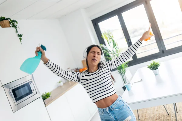 Tiro Bela Mulher Feliz Cantando Dançando Enquanto Limpa Cozinha Casa — Fotografia de Stock
