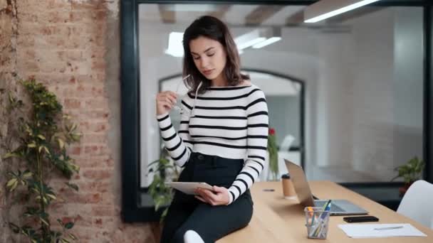 사무실의 책상에 디지털 태블릿으로 일하는 건축가 엔지니어 여성의 비디오 — 비디오