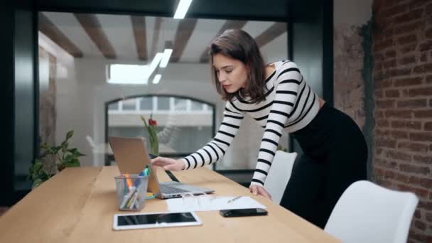 現代のオフィスでラップトップスタンドで働く建築家のエンジニアの女性のビデオ — ストック動画