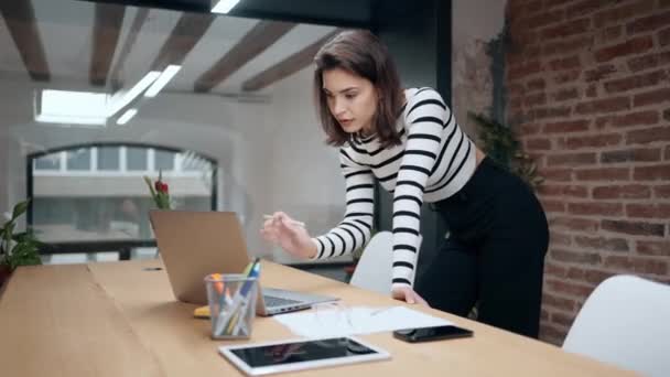 Vídeo Engenheira Arquiteta Mulher Trabalhando Com Laptop Escritório Moderno — Vídeo de Stock