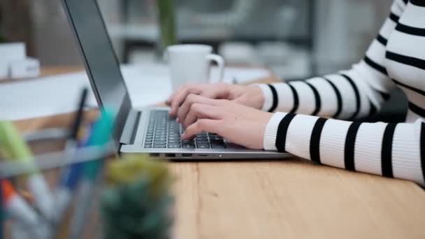 Modern Bir Ofiste Dizüstü Bilgisayarla Çalışan Mimar Bir Kadının Ellerinin — Stok video