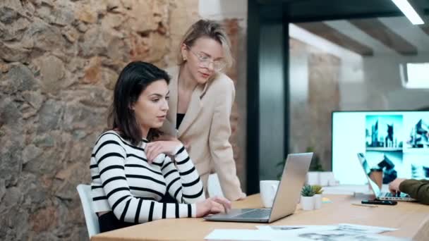 Відео Красивих Дизайнерських Жінок Працюють Ноутбуком Виборі Матеріалів Цифровому Планшеті — стокове відео