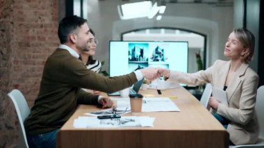 Ofisteki yeni tasarım işlerinden bahsederken dizüstü bilgisayarlar ve planlarla çalışan akıllı mimarların videosu..