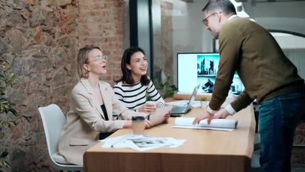 Vídeo Grupo Inteligente Arquitetos Que Trabalham Com Laptops Plantas Enquanto — Vídeo de Stock