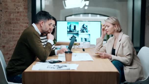 Ofisteki Yeni Tasarım Işlerinden Bahsederken Dizüstü Bilgisayarlar Planlarla Çalışan Akıllı — Stok video