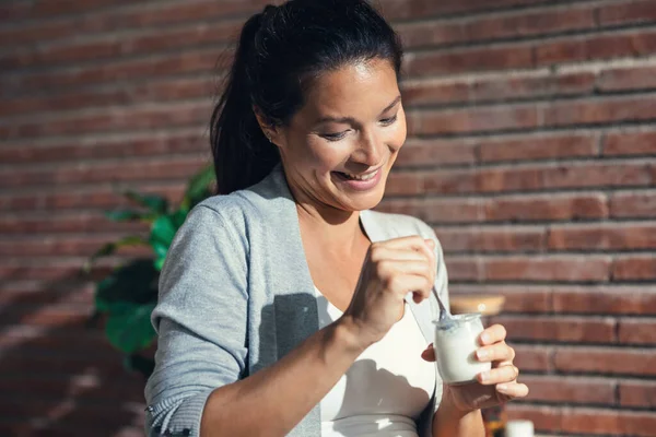 Tiros Bela Mulher Grávida Alegre Com Aparelho Comendo Iogurte Cozinha — Fotografia de Stock