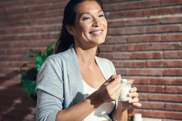 Shot Beautiful Cheerful Pregnant Woman Braces Eating Yogurt Kitchen Home — Stock Photo, Image
