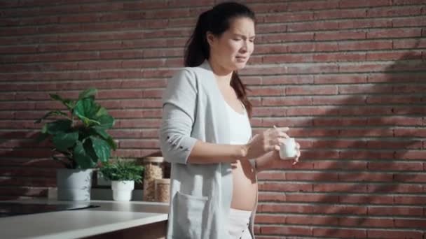Video Van Vermoeide Zwangere Vrouw Met Misselijkheid Tijdens Het Eten — Stockvideo