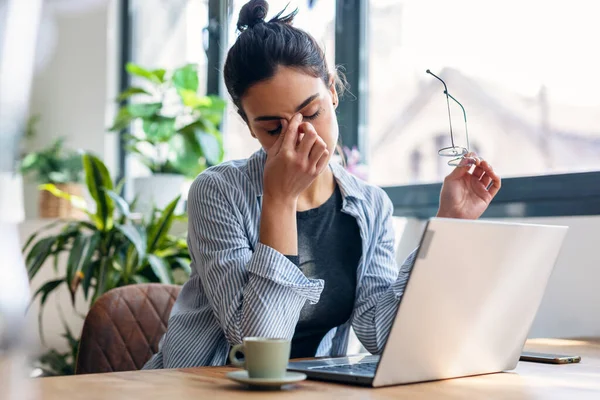 Egy Stresszes Üzletasszony Aki Otthonról Dolgozik Laptopon Aggódva Fáradtan Túlterhelten — Stock Fotó