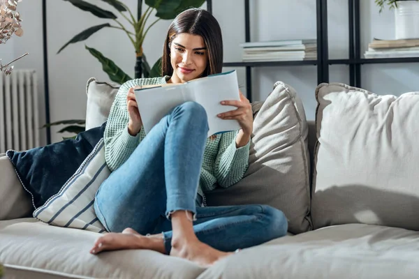 Shot Pretty Young Woman Reading Book While Sitting Sofa Home — Stock Photo, Image