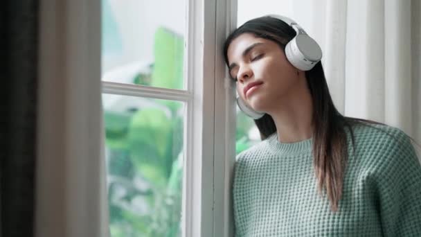 Video Dulce Joven Escuchando Música Con Auriculares Mientras Mira Hacia — Vídeo de stock
