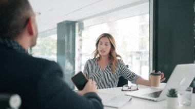 Ofisteki yeni tasarım işlerinden bahsederken planlarla çalışan akıllı mimarların videosu..