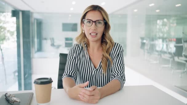 Videoclipul Unei Femei Afaceri Vorbind Prin Webcam Timp Face Conferință — Videoclip de stoc