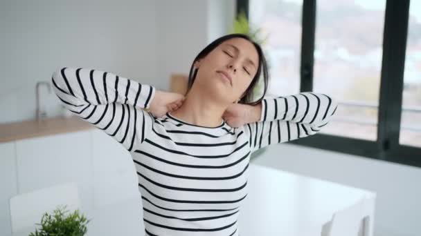 美丽的年轻女子背痛在家厨房里做伸展运动的录像 — 图库视频影像