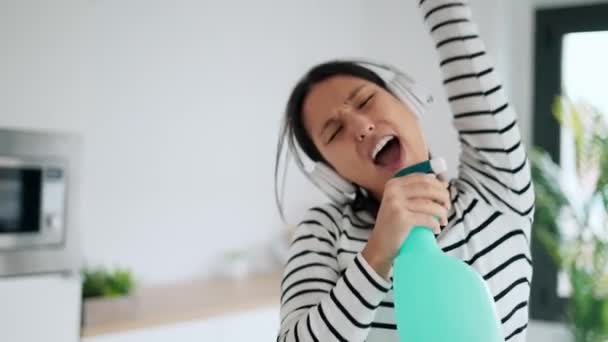 Vídeo Bela Mulher Feliz Cantando Dançando Enquanto Limpa Cozinha Casa — Vídeo de Stock