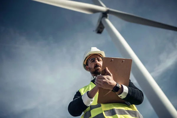 Olgun Erkek Mühendisin Rüzgar Türbinlerinin Çalışmasını Alırken Görüntüsü — Stok fotoğraf