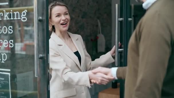 在现代创业办公室签订新合同后 两个成熟的商人一边握手一边微笑的视频 — 图库视频影像