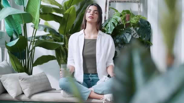 Vidéo Jeune Femme Position Lotus Faisant Ioga Assis Sur Canapé — Video