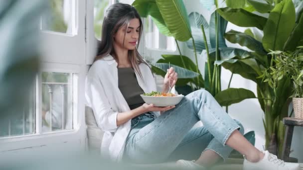 Video Una Joven Mujer Relajada Comiendo Ensalada Saludable Mientras Está — Vídeos de Stock