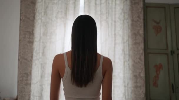 Güzel Bir Kızın Sabah Erkenden Pencerenin Önünde Jaluzi Açarken Videosu — Stok video