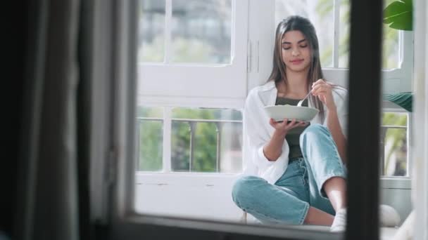 Video Una Joven Mujer Relajada Comiendo Ensalada Saludable Mientras Está — Vídeos de Stock