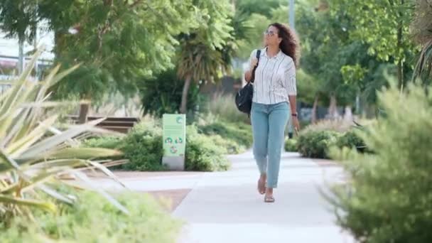 Vídeo Mulher Bonita Curtindo Natureza Enquanto Caminha Parque — Vídeo de Stock