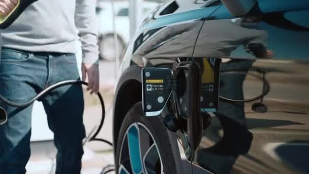 Vídeo Close Homem Cobrando Carro Electro Posto Gasolina Elétrica — Vídeo de Stock