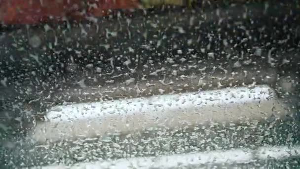 Araba Yıkamacıda Temizlenirken Içeriden Çekilmiş Bir Görüntü — Stok video