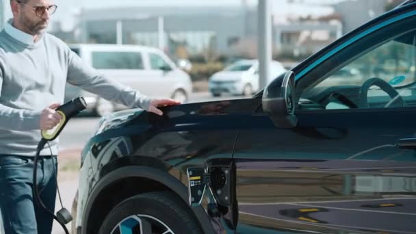 Video Elegant Man Charging Electro Car Electric Gas Station — Stock Video