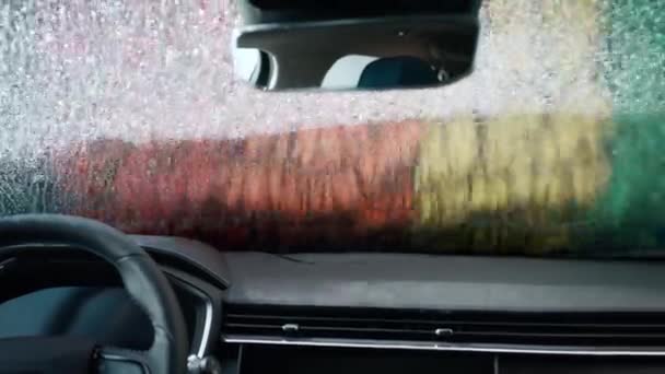 Araba Yıkamacıda Temizlenirken Içeriden Çekilmiş Bir Görüntü — Stok video